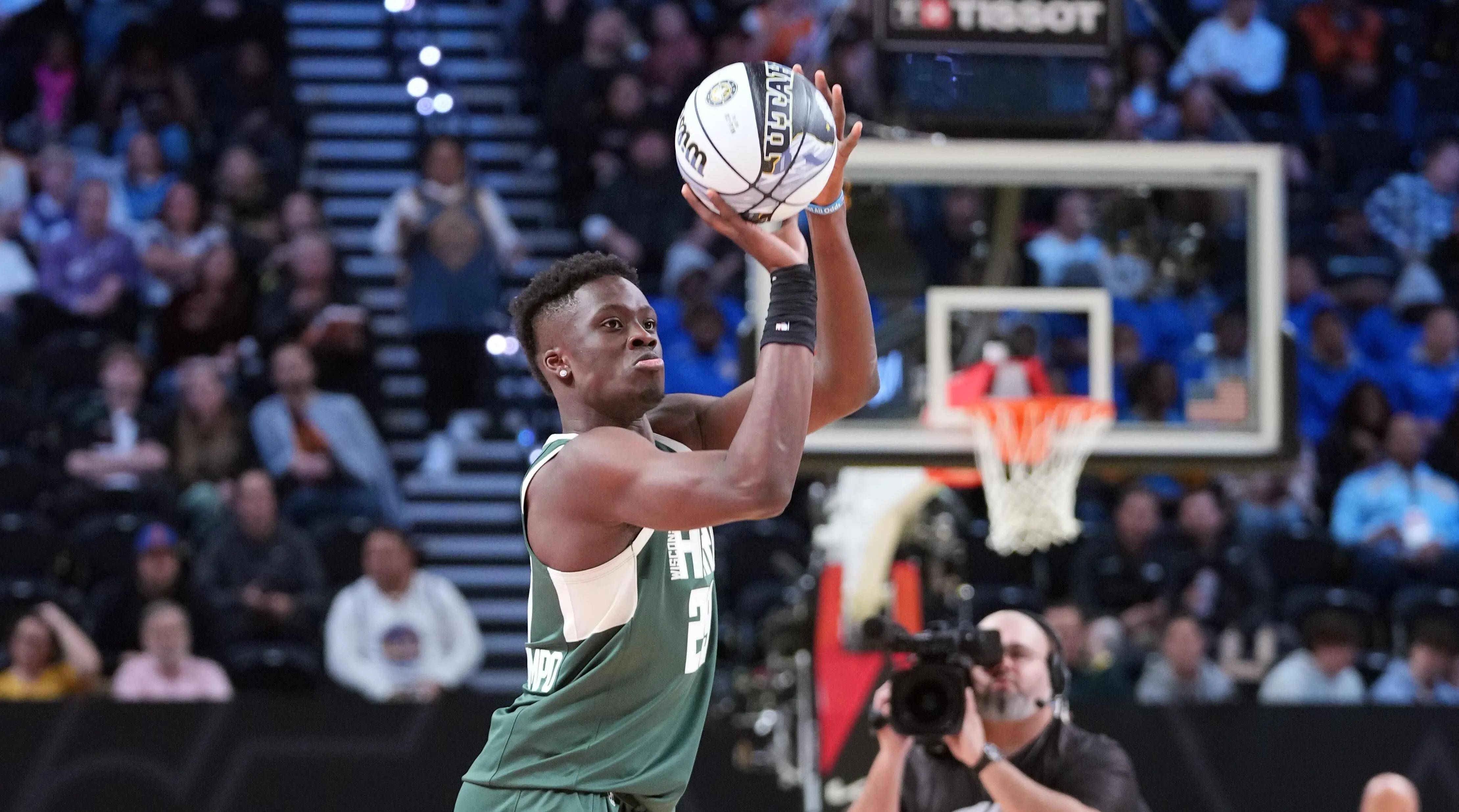 英雄联盟-包含密尔沃基雄鹿发布备战花絮；今晚更衣室发声；法国杯任务艰巨；轮换策略成焦点的词条